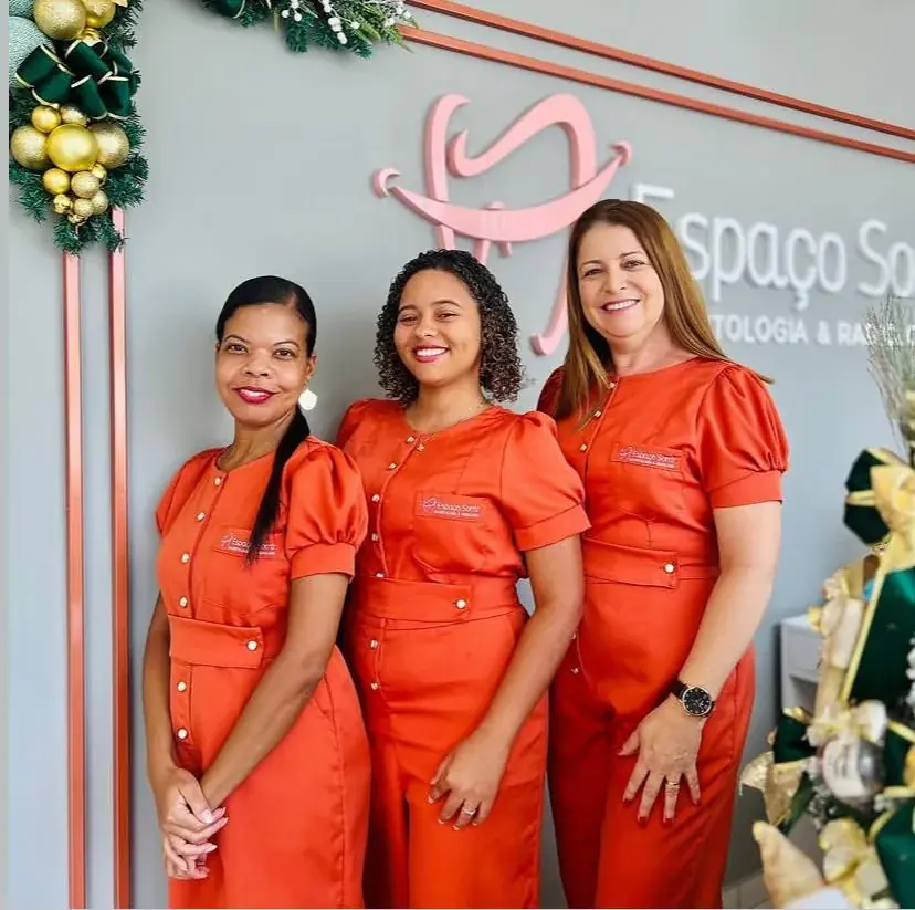 Equipe usando fardamentos personalizados